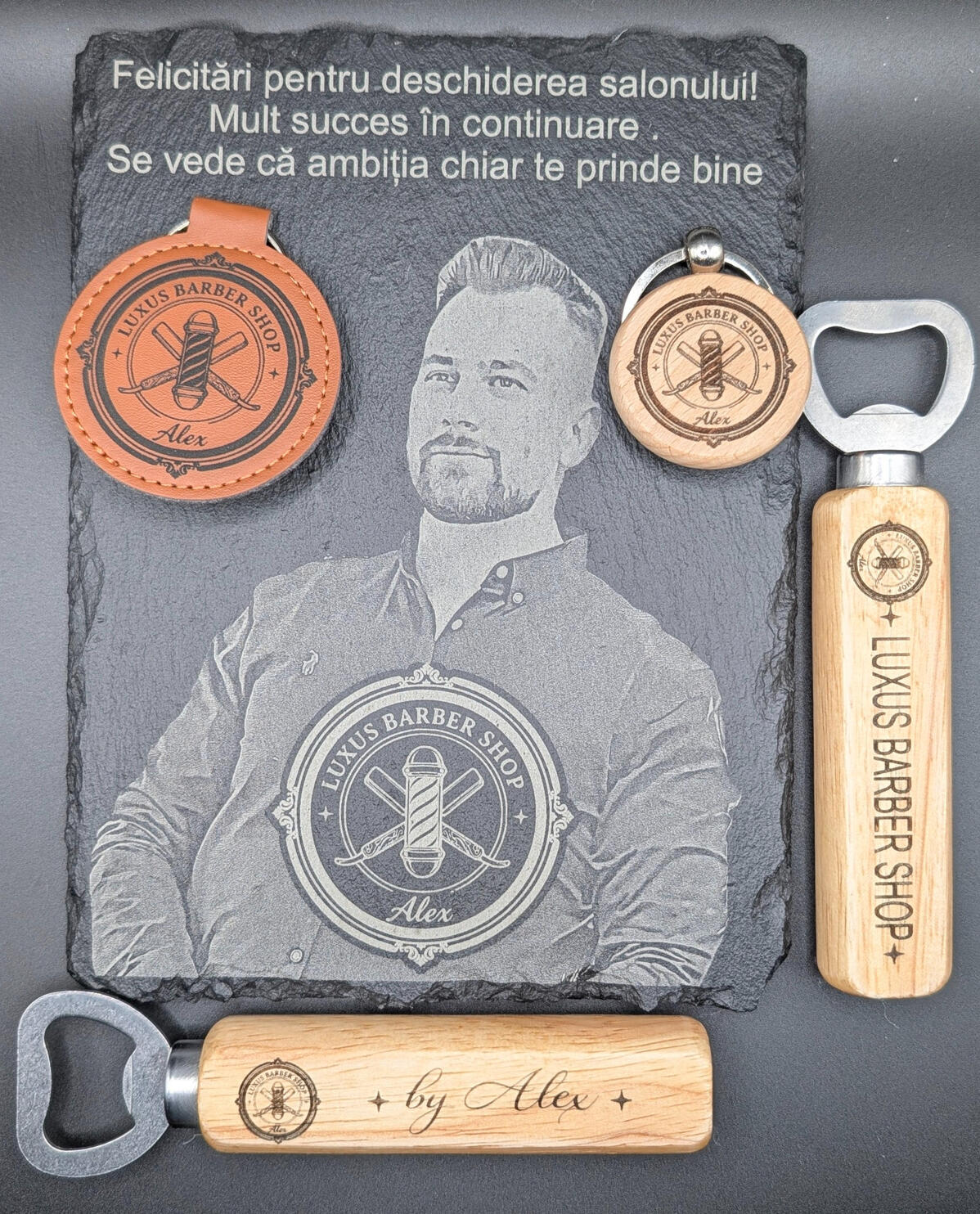 Stilvoll starten: Individuelles Barbershop-Geschenkset mit detailreichen Gravuren auf Schiefer, Kunstleder und Holz.